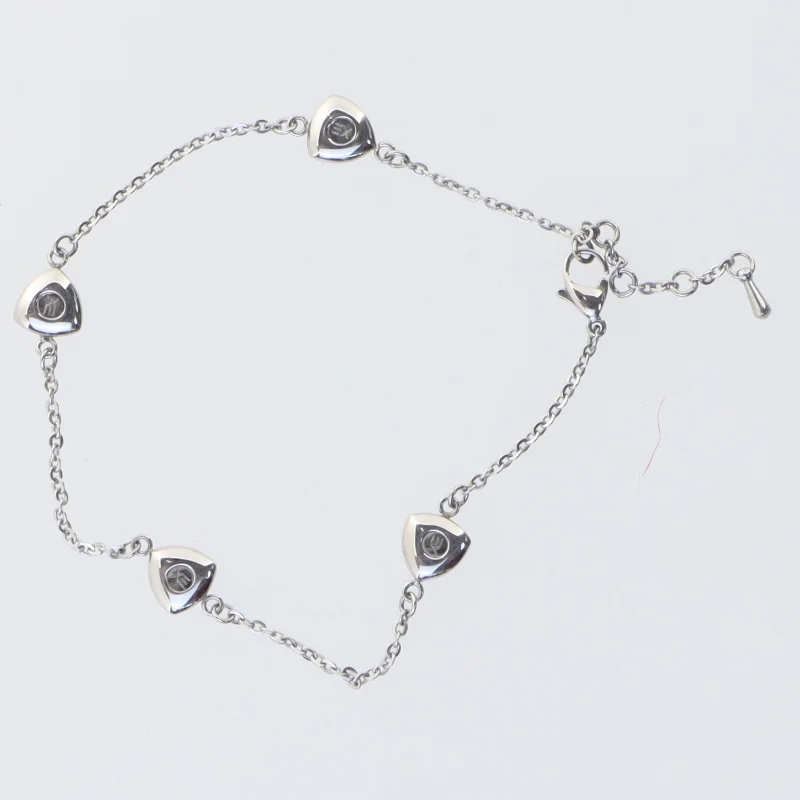 Sølvfarvet armbånd med vedhæng (str. 28 cm)