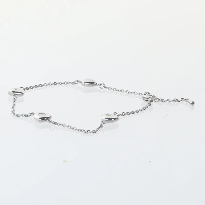 Sølvfarvet armbånd med vedhæng (str. 28 cm)