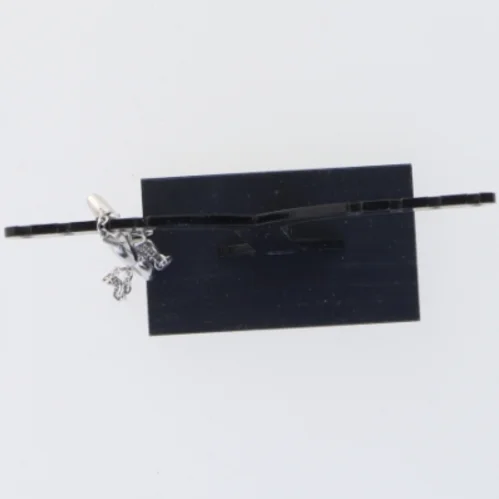 Sølvfarvet armbånd med vedhæng (str. 28 cm)