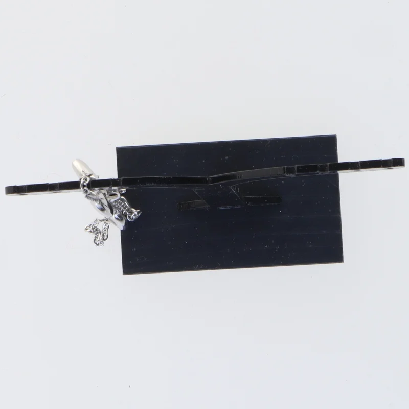 Sølvfarvet armbånd med vedhæng (str. 28 cm)