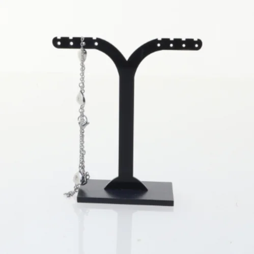 Sølvfarvet armbånd med vedhæng (str. 28 cm)