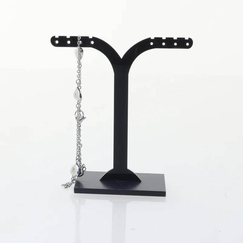 Sølvfarvet armbånd med vedhæng (str. 28 cm)