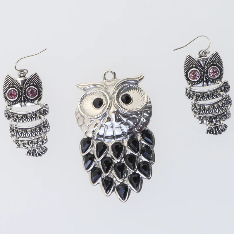 Sølvfarvede ugle øreringe og vedhæng (str. 7 x 4 cm og 5 x 2 cm)