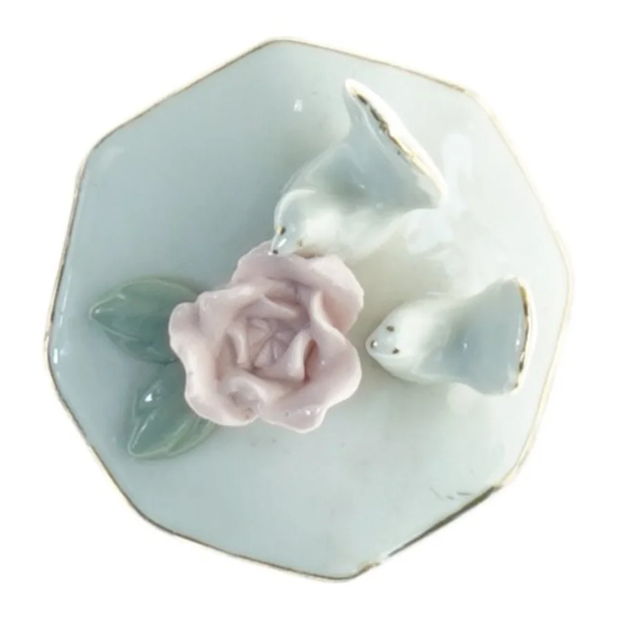 Porcelænsskrin med due-figurer (str. 6 x 5 cm)