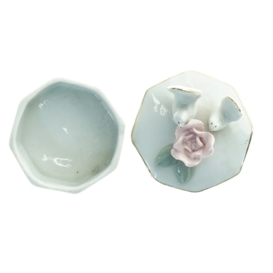 Porcelænsskrin med due-figurer (str. 6 x 5 cm)