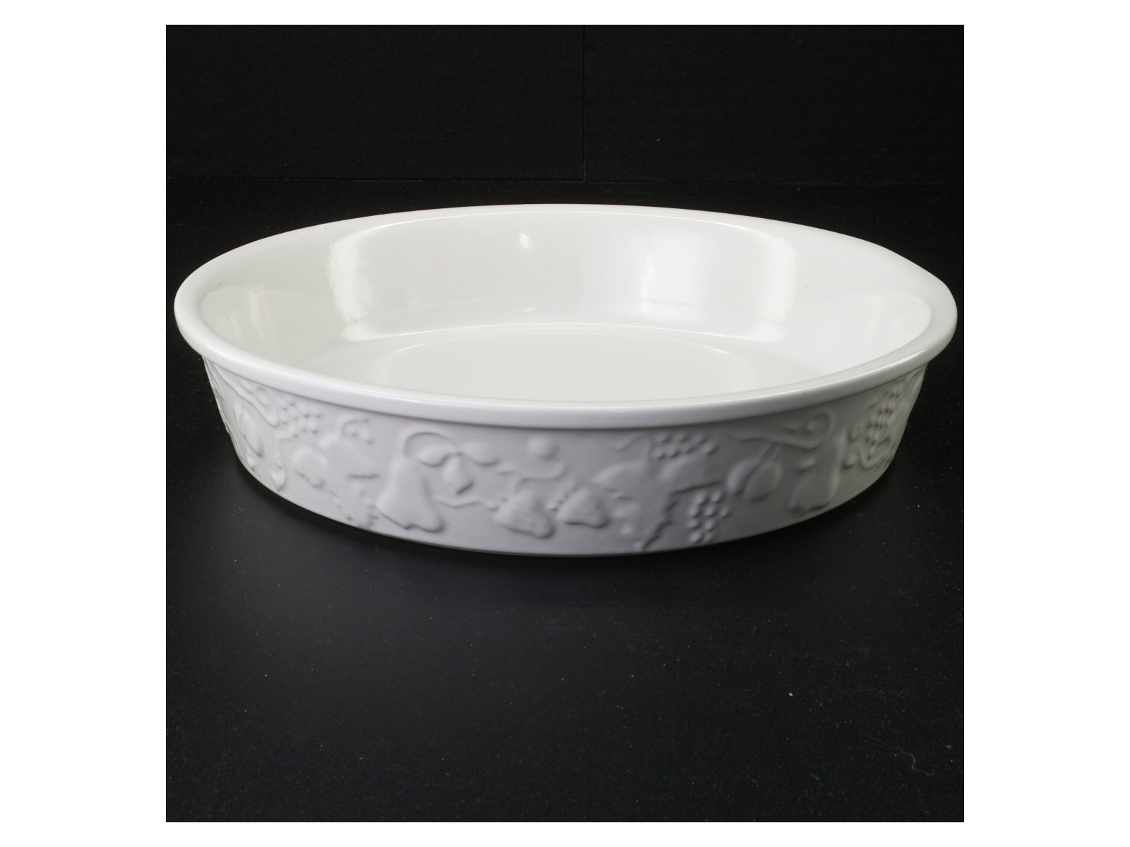 Hvid porcelænsfad med præget dekoration (str. 25 x 5 cm)