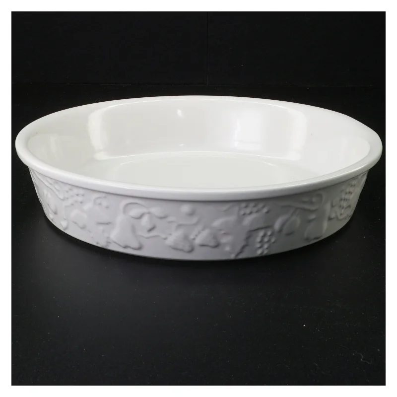 Hvidt porcelænsfad med dekoration (str. 25 x 5 cm)