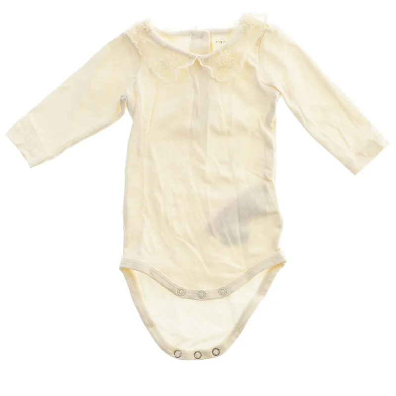 Baby bodystocking med blonder fra Name It (str. 62)