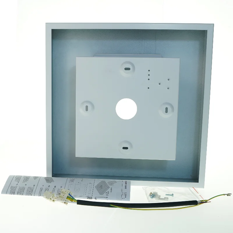 Loftlampe kasse med installationsdele fra Zumtobel (str. 40x40x8 cm)