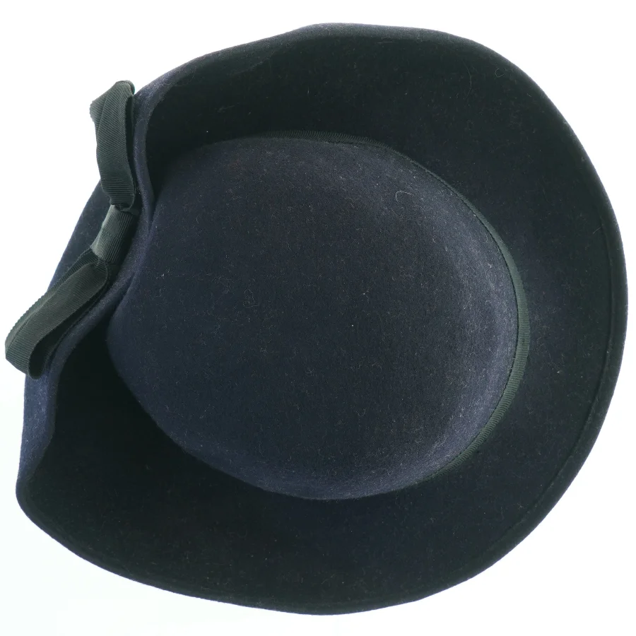 Damehat med bred skygge og flot sløjfe