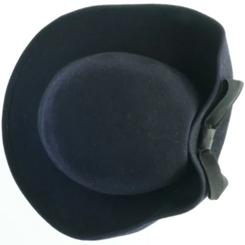 Damehat med bred skygge og flot sløjfe