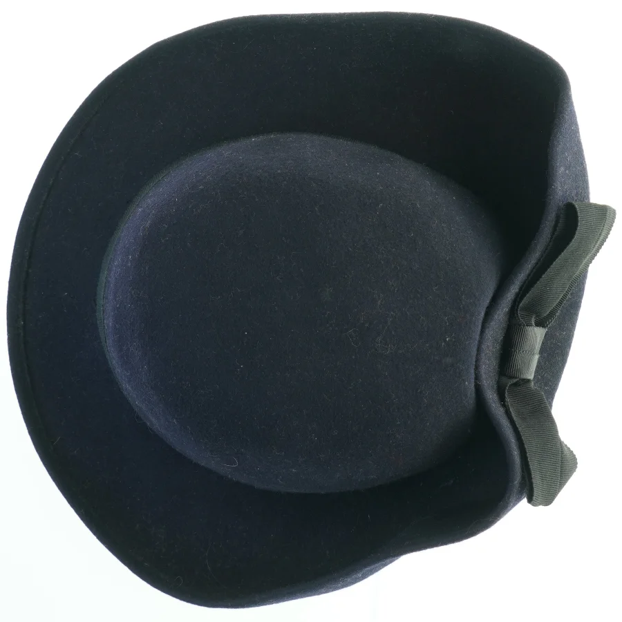 Damehat med bred skygge og flot sløjfe