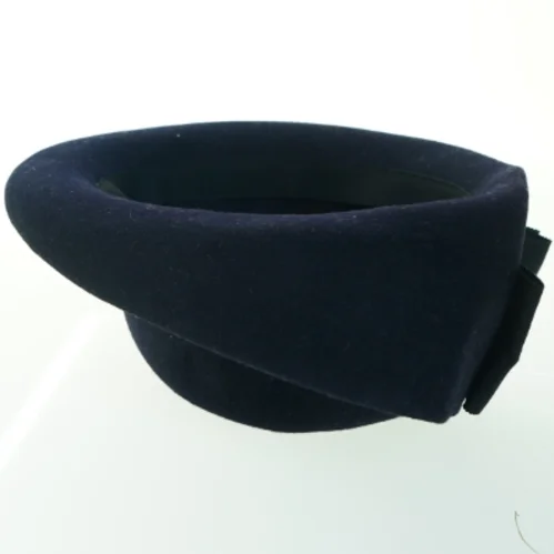 Damehat med bred skygge og flot sløjfe