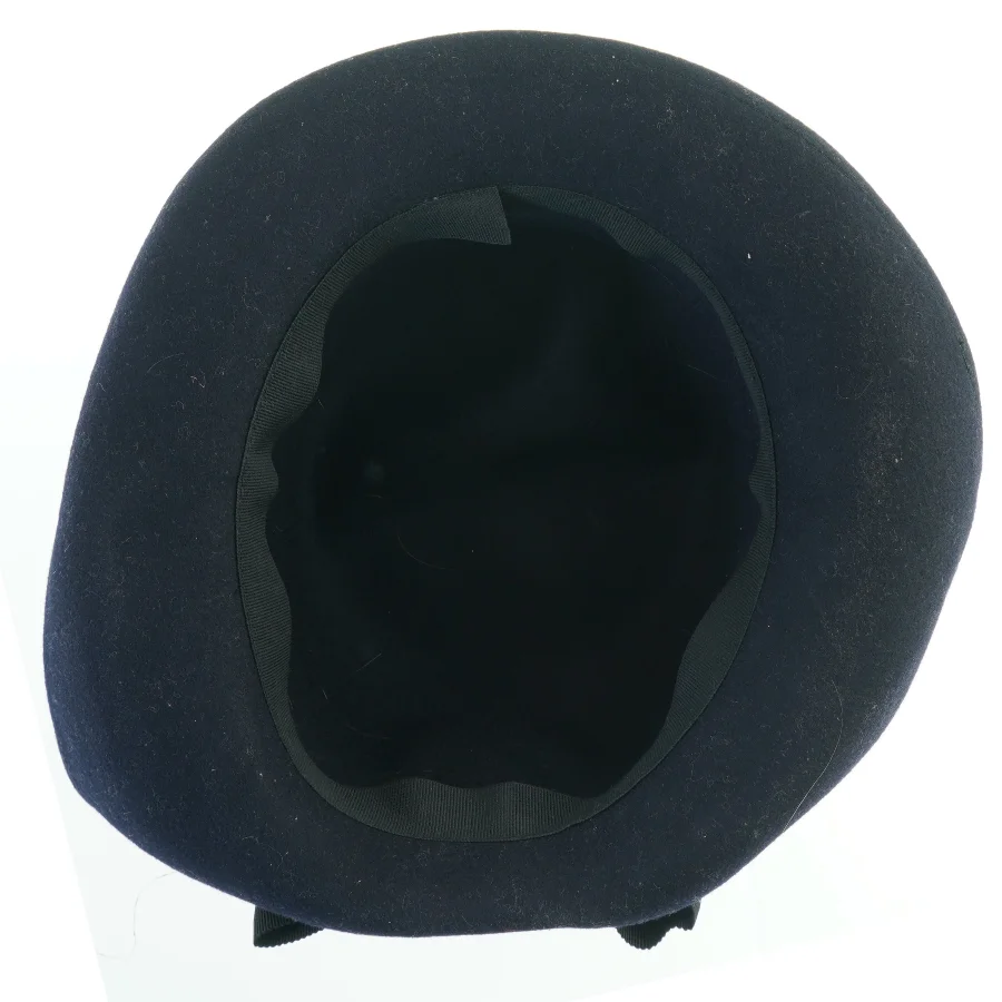 Damehat med bred skygge og flot sløjfe