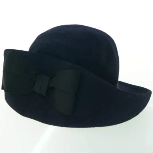 Damehat med bred skygge og flot sløjfe