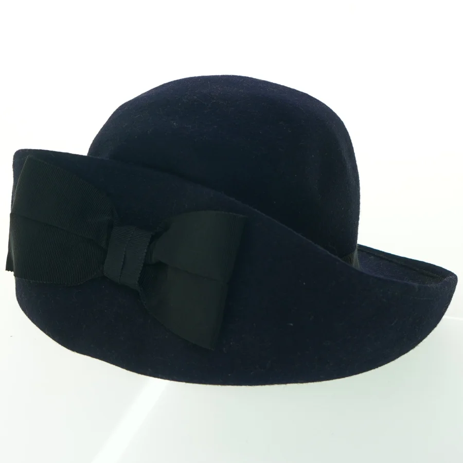 Damehat med bred skygge og flot sløjfe