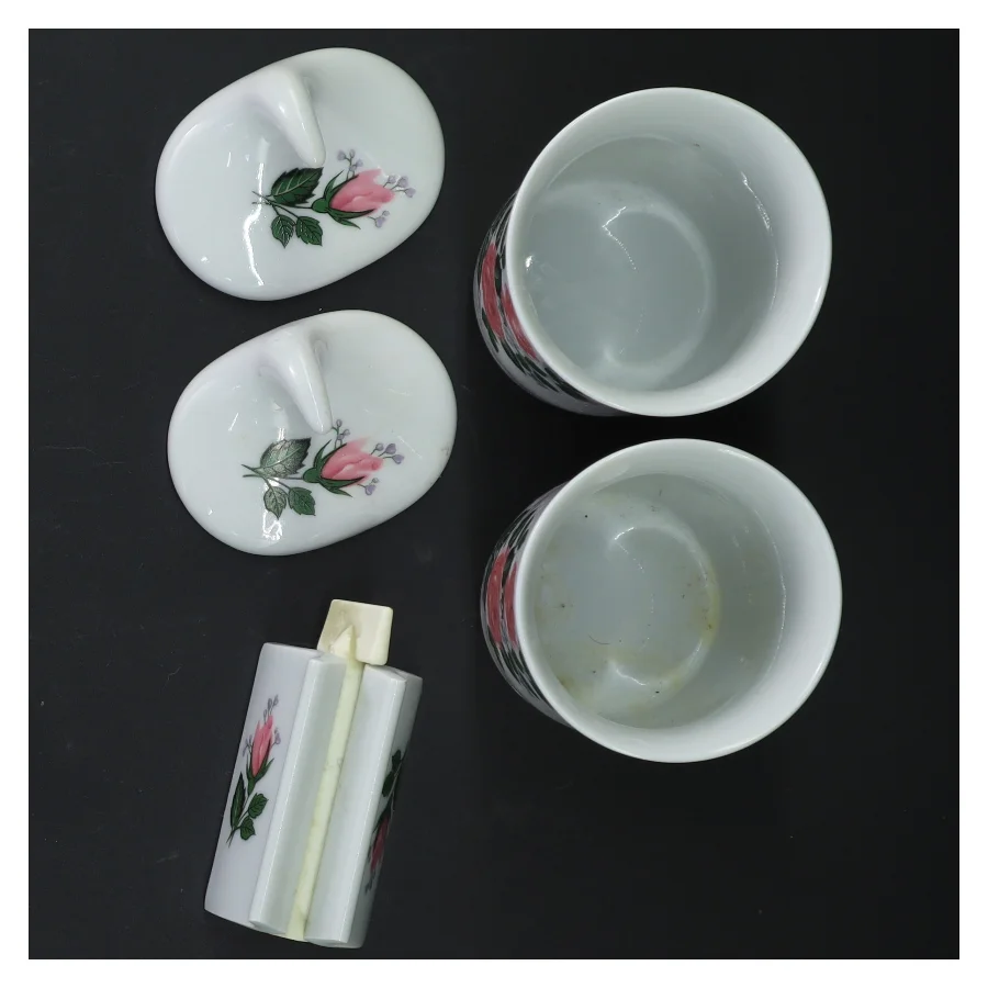 Porcelænsbadeværelsessæt med rosendesign fra Jlona (str. Kop, 10 cm)