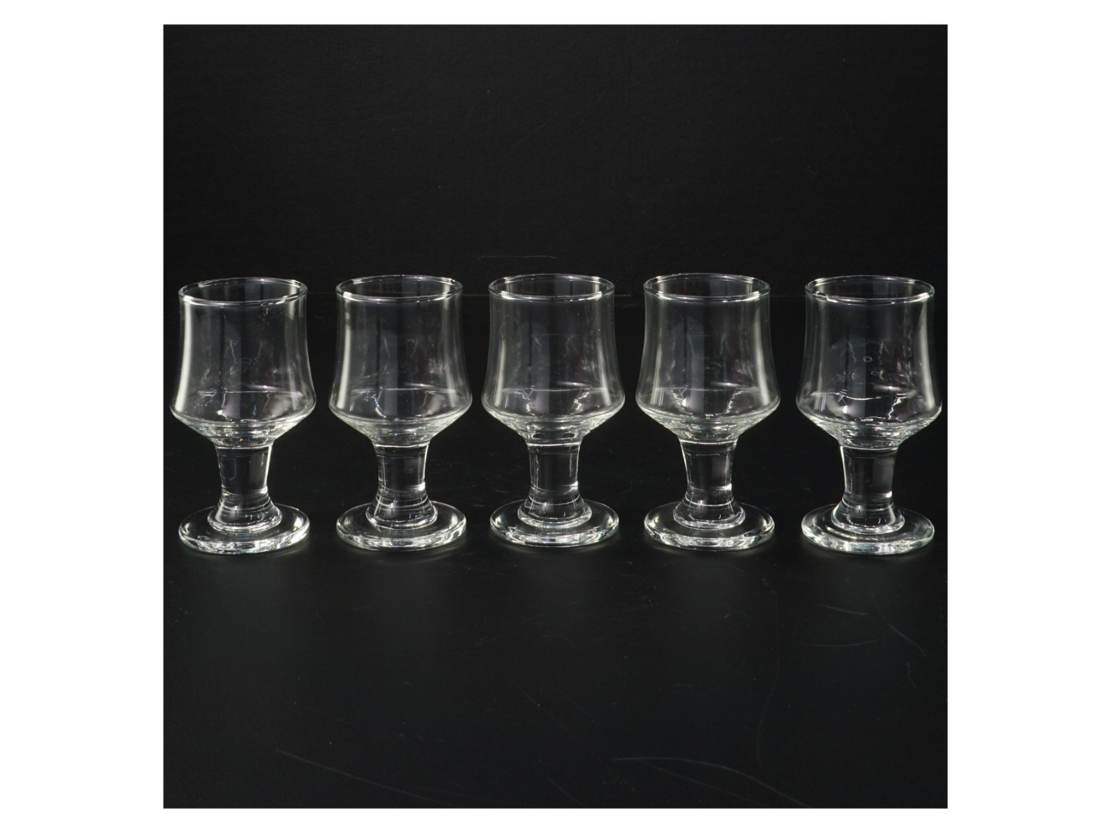 Sæt med 5 små glas (str. H 9 cm. ø. 4,5 cm)