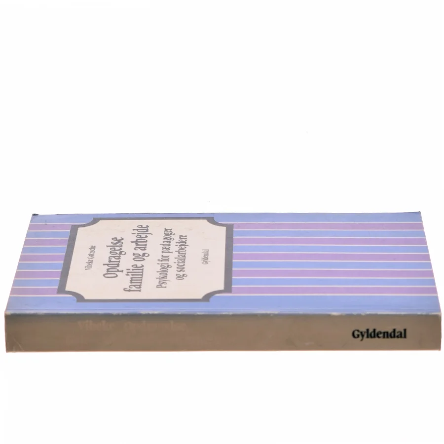 Opdragelse, familie og arbejde bog fra Gyldendal