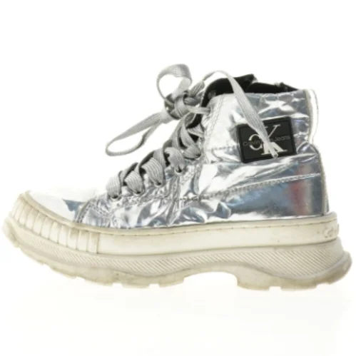 Sølvfarvede høje sneakers fra Calvin Klein (str. 32)