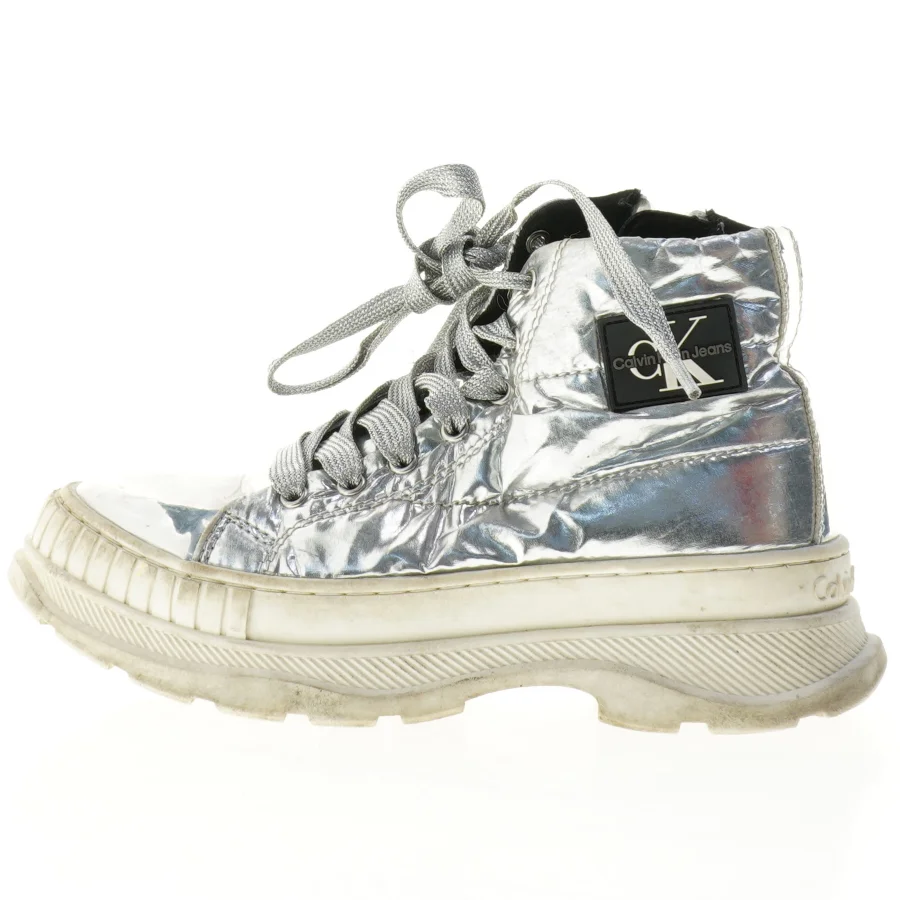 Sølvfarvede høje sneakers fra Calvin Klein (str. 32)
