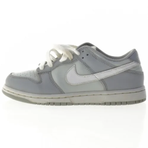 Brugte grå sneakers fra Nike (str. 33)