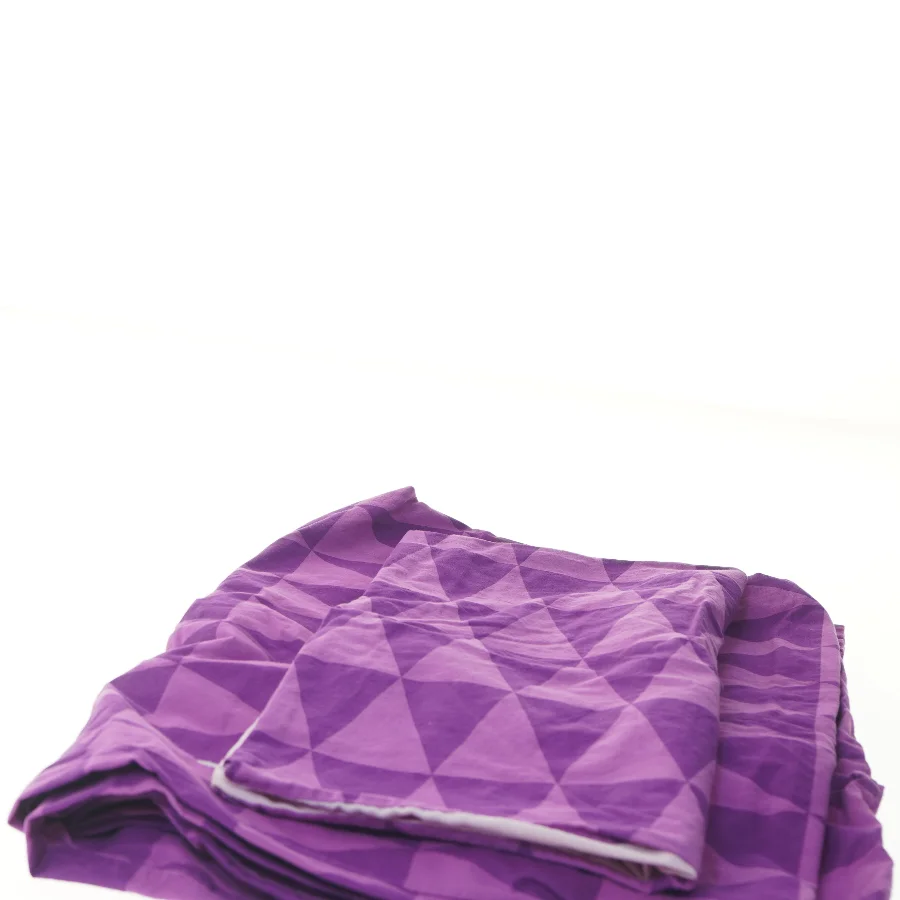 Sæt sengetøj i lilla mønster (str. 38x40 og 90x120 cm)