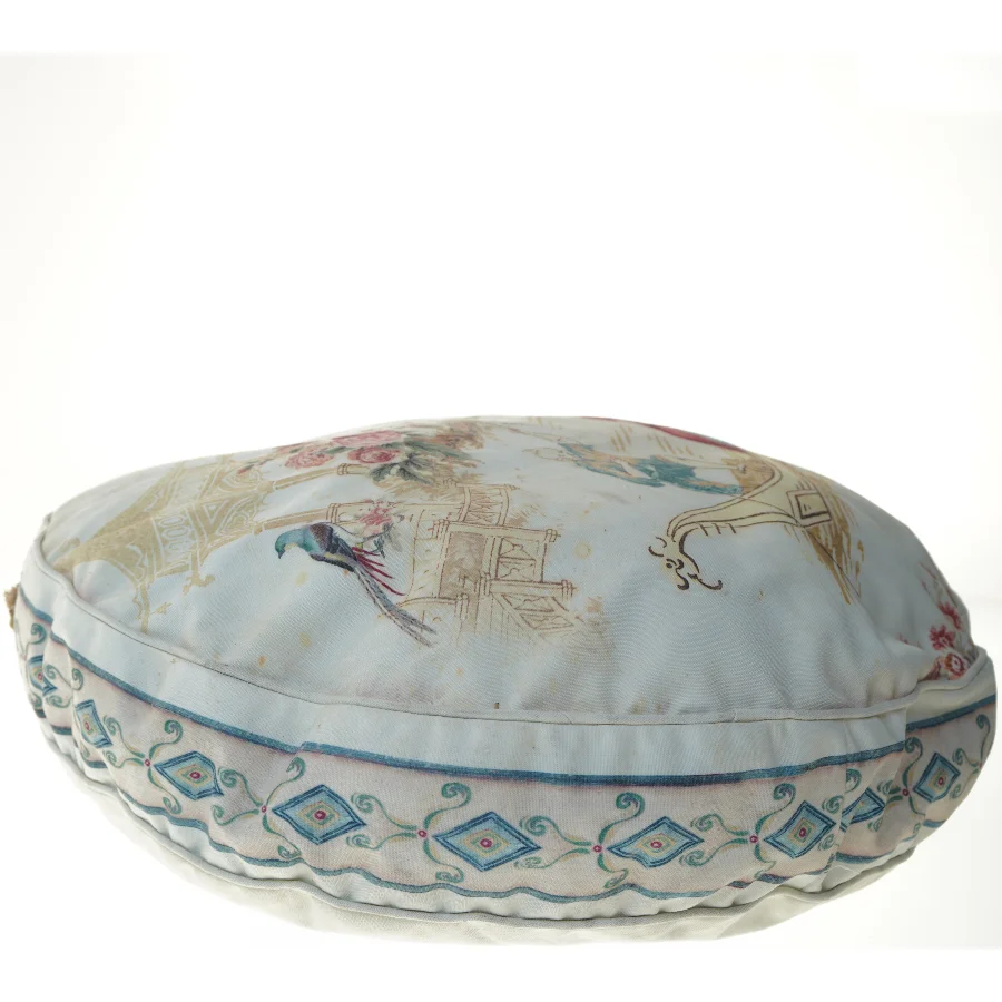 Rund pude med kinesisk inspireret motiv (str. Ø 65 cm)