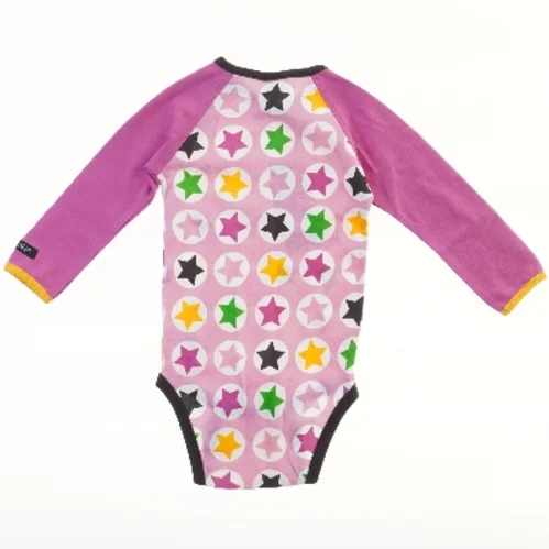 Farverig bodystocking med stjernemønster fra Viller Valla (str. 74)