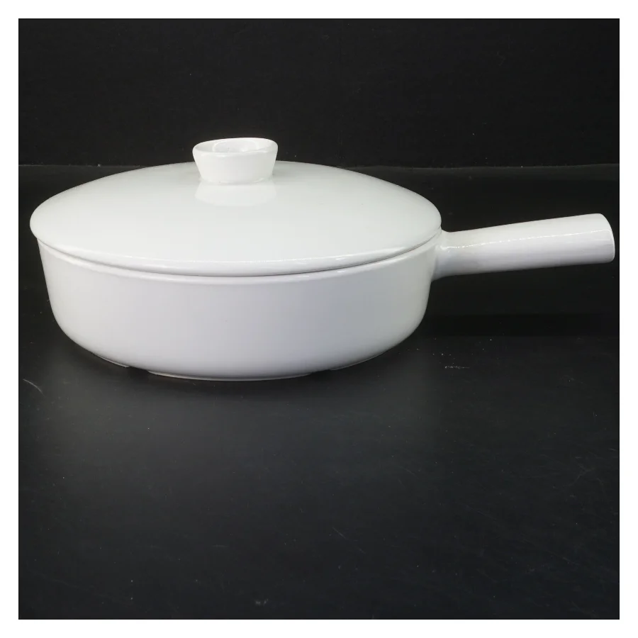 Hvid keramisk kasserolle med låg fra Arabia (str. 19x26x5 cm)