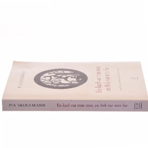 En karl var min mor, en fisk var min far : kvindekraft og mandsmod i nordiske folkeeventyr : psykologisk fortolkning af Pia Skogemann (Bog)