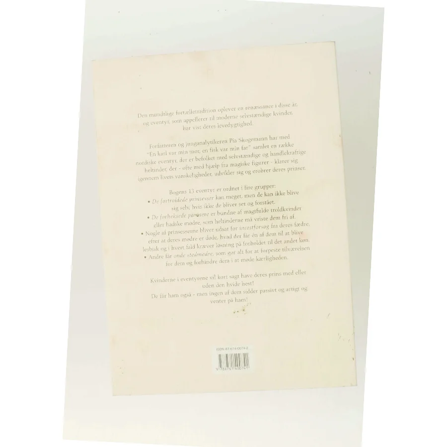 En karl var min mor, en fisk var min far : kvindekraft og mandsmod i nordiske folkeeventyr : psykologisk fortolkning af Pia Skogemann (Bog)