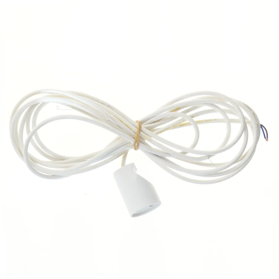 Langt hvidt elektrisk kabel med fatning (str. ca 420 cm)