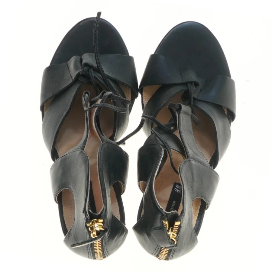 Sort stiletter med snørebånd fra H&M (str. 40 )