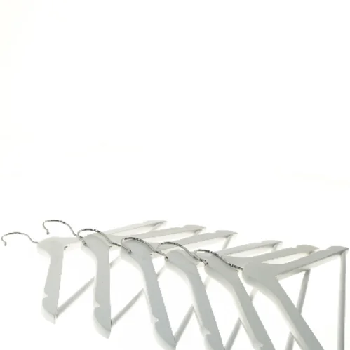 6 hvide træbøjler (str. 6 styk, 43x22 cm)