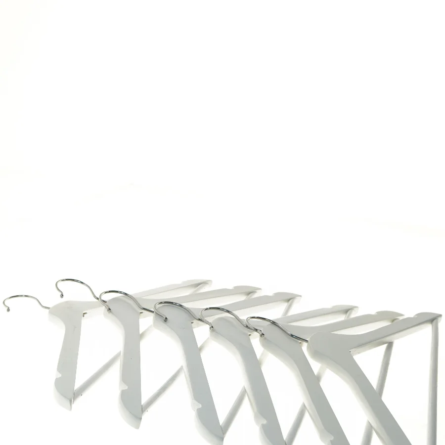 6 hvide træbøjler (str. 6 styk, 43x22 cm)