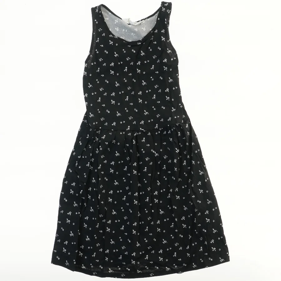 Sommerkjole med blomsterprint fra H&M (str. 134)