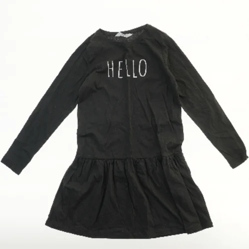 Sort kjole med tekst fra H&M (str. 140)