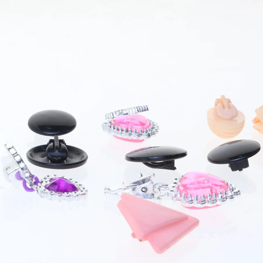 Samling af knapper og klemmer (str. 13 stk 5,5 cm)