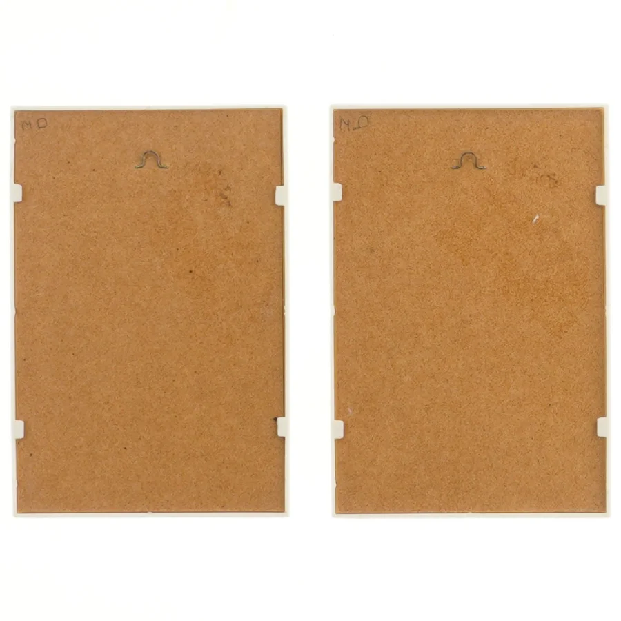 2 små billeder med ramme, pige og dreng illustrationer (str. 2 stk 15,5x10,5 cm)