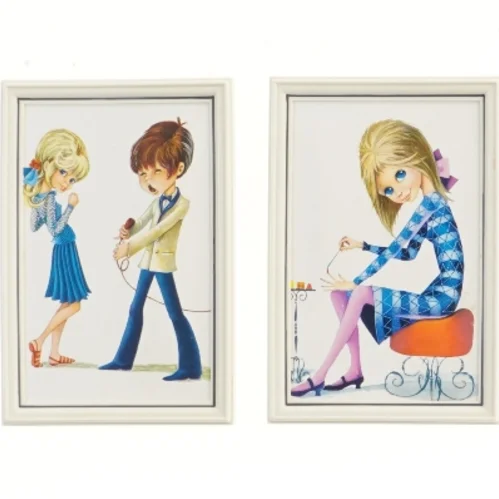 2 små billeder med ramme, pige og dreng illustrationer (str. 2 stk 15,5x10,5 cm)