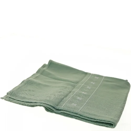 Grøn bordløber med broderet mønster 140x65 cm (str. 140x65 cm)