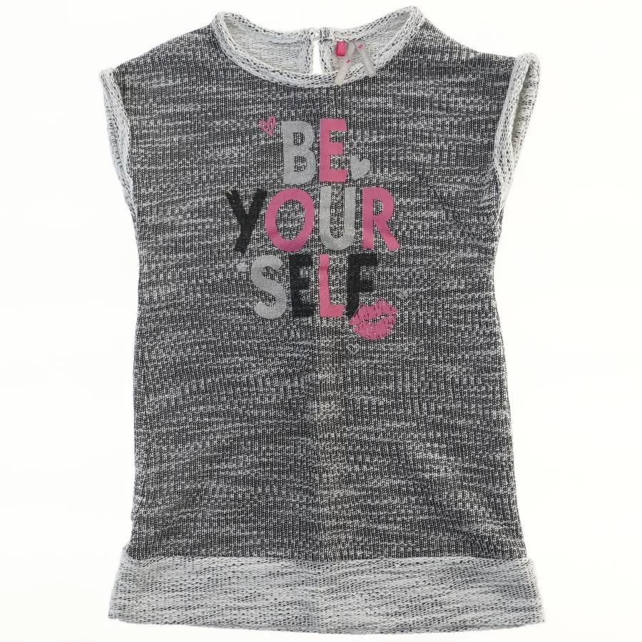 Børnebluse med tekst fra Orchestra (str. 104)