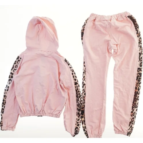 Rosa jogging sæt med leoparddetaljer (str. 164)