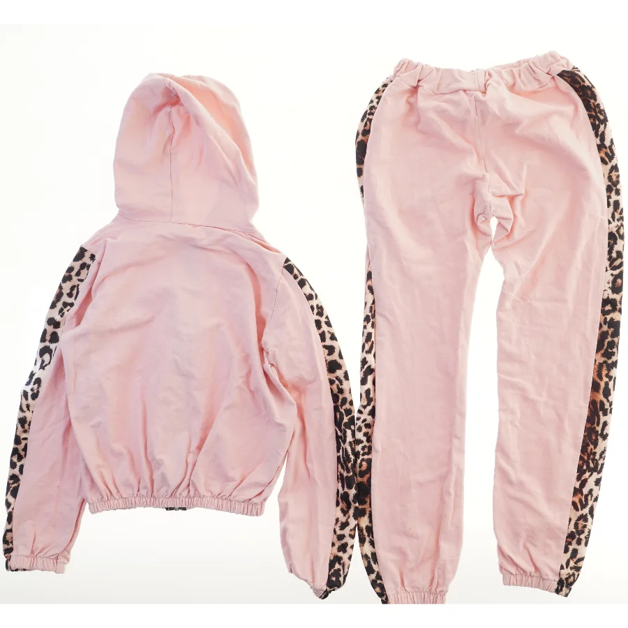 Rosa jogging sæt med leoparddetaljer (str. 164)