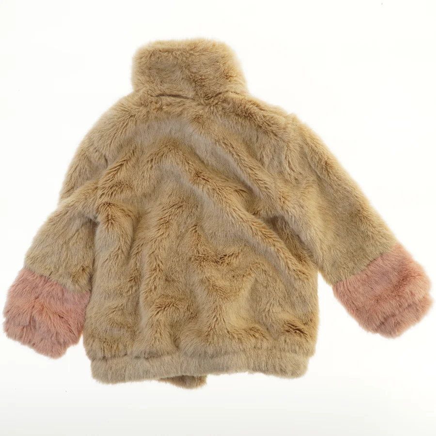 Plysjakke med kontrastærmer fra Zara (str. 128)