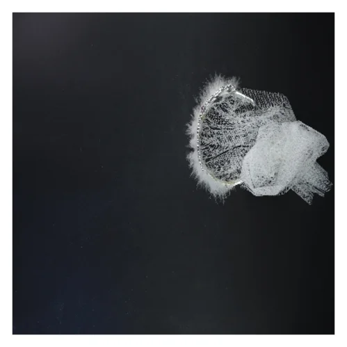 Tiara med tyl og fjer (str. Ø 12 cm)