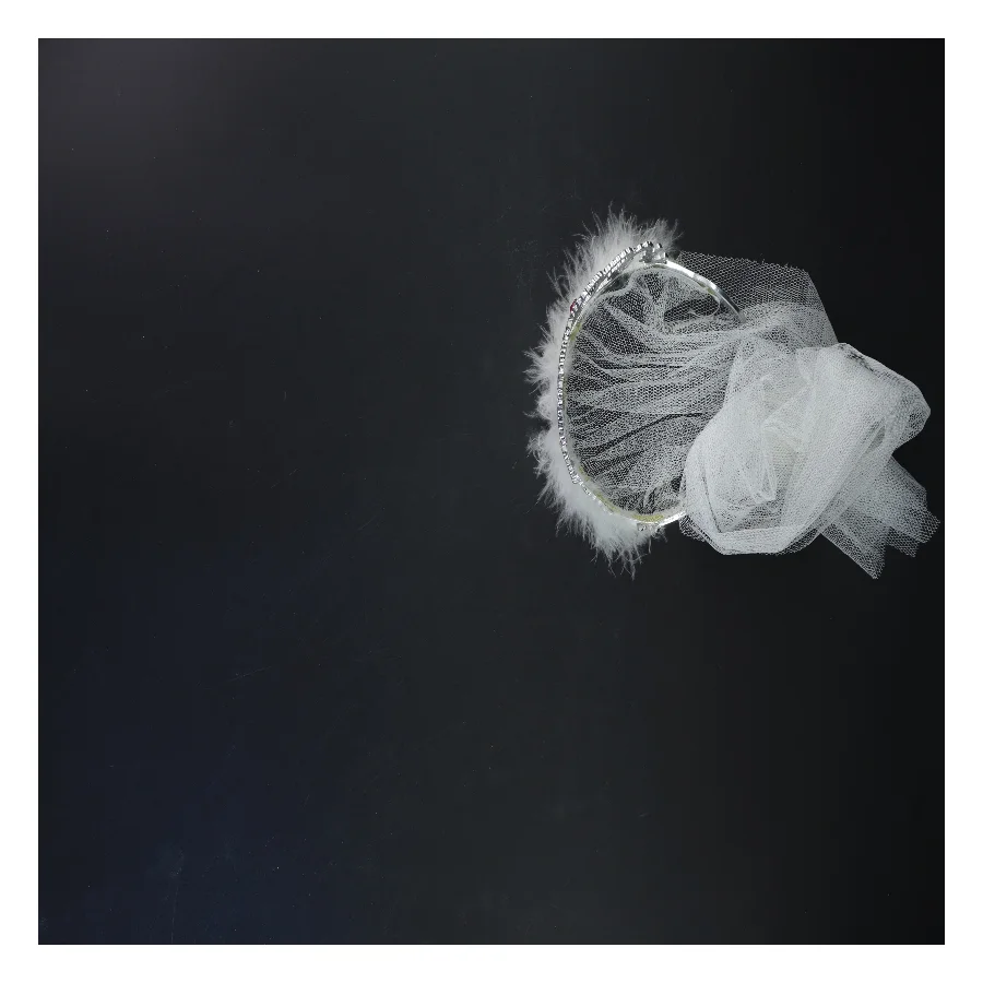 Tiara med tyl og fjer (str. Ø 12 cm)