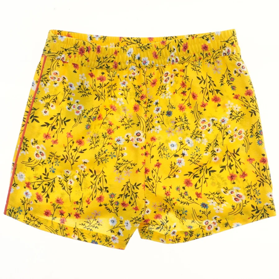 Gule shorts med blomsterprint fra Only (str. 122)