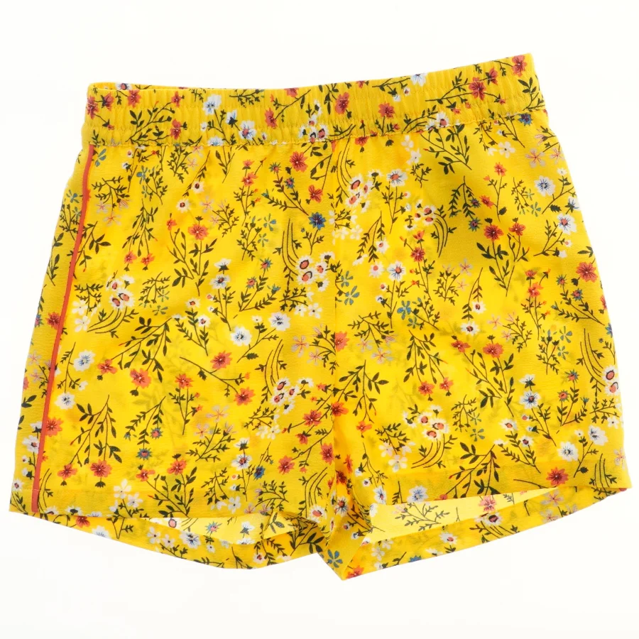 Gule shorts med blomsterprint fra Only (str. 122)